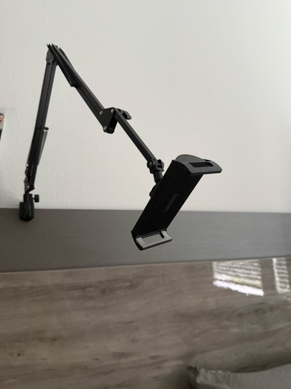 Adjustable Black Phone Holder Arm Mount for Cell Phones and ipad for bed or desk